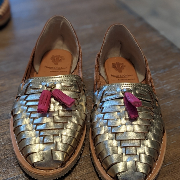 Gold huaraches with pink tassel - Picture 4 of 5